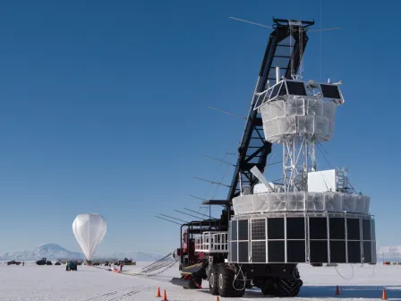 PUEO ready to launch with the fully inflated balloon behind it